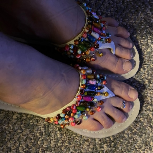 Beaded Coldwater Creek flip flop sandals, size 8- every possible color of bead!! - Picture 4 of 4